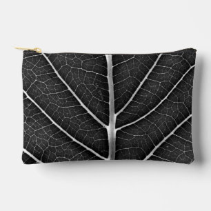 Schwarz-weiß leuchtendes Blatt Nahaufnahme Zubehörtasche