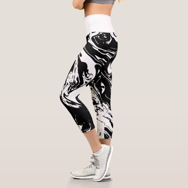 Schwarz-Weiß-Marmor Capri Leggings (Links)