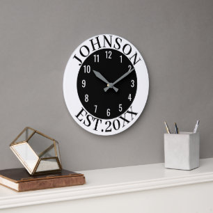 Schwarz-Weiß-Minimal Personalisierter Familienname Große Wanduhr