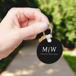 Schwarz-Weiß-Minimalistisch-Modern-Monogramm Schlüsselanhänger<br><div class="desc">Die Minimalistische Monogram Kollektion Schwarz/Weiß: Einfache Einfachheit und Eleganz in unseren minimalistischen Designs, die so gestaltet sind, dass sie Ihren Stil mühelos erweitern. Diese Kollektion wurde mit einem scharfen Blick für moderne Ästhetik gestaltet und weist elegante Schwarz-Weiß-Designs auf, die durch personalisierte Monogramme noch verstärkt werden. Von der schicken Schreibwaren bis...</div>