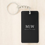 Schwarz-Weiß-Minimalistisch-Modern-Monogramm Schlüsselanhänger<br><div class="desc">Die Minimalistische Monogram Kollektion Schwarz/Weiß: Einfache Einfachheit und Eleganz in unseren minimalistischen Designs, die so gestaltet sind, dass sie Ihren Stil mühelos erweitern. Diese Kollektion wurde mit einem scharfen Blick für moderne Ästhetik gestaltet und weist elegante Schwarz-Weiß-Designs auf, die durch personalisierte Monogramme noch verstärkt werden. Von der schicken Schreibwaren bis...</div>