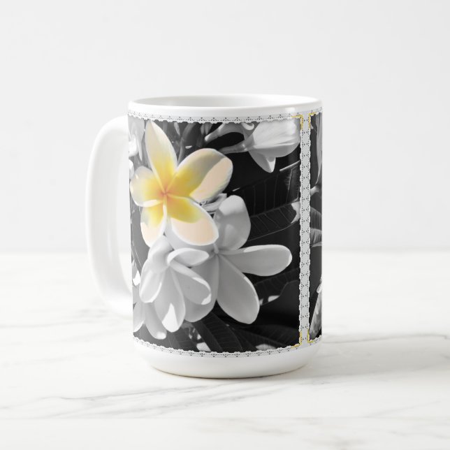 Schwarz-weiß mit einem gelben Frangipani, Kaffee-T Kaffeetasse (Vorderseite Links)
