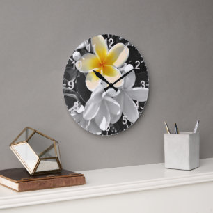Schwarz-weiß mit einer gelben Frangipani-Uhr Große Wanduhr