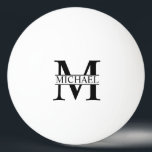 Schwarz-Weiß-Monogramm-Button und Name Tischtennisball<br><div class="desc">Personalisierte Monogramm- und Namensschilder mit personalisiertem schwarzem Monogramm im klassischen Serif-Schriftart-Stil mit Namenskasten in der Mitte des Monogramms auf weißem Hintergrund.

Perfekt als väterliche Tagesgeschenke für Vater,  Geschenke für Großvater,  Ehemann und mehr.</div>