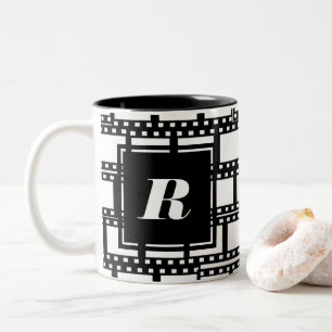 Schwarz-Weiß-Monogramm-Design für Filmliebhaber Zweifarbige Tasse