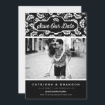 Schwarz-Weiß-Muster-Foto Rette unser Datum Save The Date<br><div class="desc">Verkünden Sie Ihr Hochzeitsdatum mit diesem anpassbaren Ankündigung Datum freihalten. Es zeichnet sich durch ein schwarz-weißes Blumenmuster aus. Personalisieren Sie diese,  indem Sie Ihre Daten hinzufügen. Diese blumengeschmückte Save the Date-Karte eignet sich perfekt für jedes Hochzeitsthema.</div>