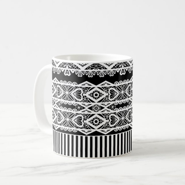 Schwarz-Weiß-Muster mit Spitze und Patchwork Kaffeetasse (Vorderseite Links)