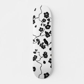 Schwarz-Weiß-Muster Vögel auf Kirschblüten Skateboard