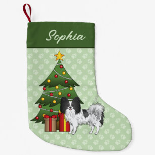 Schwarz-Weiß-Papillon-Hund an einem Weihnachtsbaum Kleiner Weihnachtsstrumpf