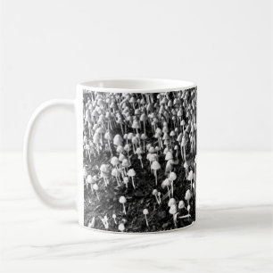 Schwarz-Weiß-Pilzkolonie-Foto Kaffeetasse