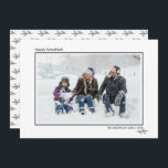 Schwarz-Weiß-Pine-Nadeln Happy Hanukkah Familie Feiertagskarte<br><div class="desc">Stilvolle und niedliche Fotokarten sind in dieser Ferienzeit für alle Ihre Freunde und Familie ideal. Passen Sie den Text "glücklich hanukkah" mit Ihrer eigenen Begrüßung an, ändern Sie den Familiennamen und das Jahr und tauschen Sie das Foto Ihrer Kinder, Haustiere oder der ganzen Familie aus. Das Design weist einen schwarzen...</div>