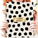 Schwarz-Weiß-Polka-Dot-Individuelle Name Planer<br><div class="desc">Bleibe stilvoll mit diesem auffälligen Polka Dotplaner! Mit seinem kühnen Schwarz-Weiß-Design ist dieser Planer der ideale Begleiter, um Ihrer Alltagsroutine eine Touch Persönlichkeit hinzuzufügen. Die goldene Farbtafel aus gebürstetem Metall sorgt für eine Touch der Eleganz und ermöglicht eine Personalisierung. Dieser Planer bietet genügend Platz für Notizen, Termine und Termine und...</div>