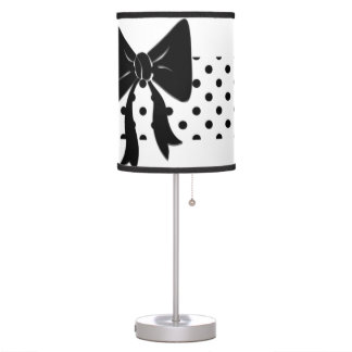 Schwarz-Weiß-Polka-Punkte und Bugschreiblampe