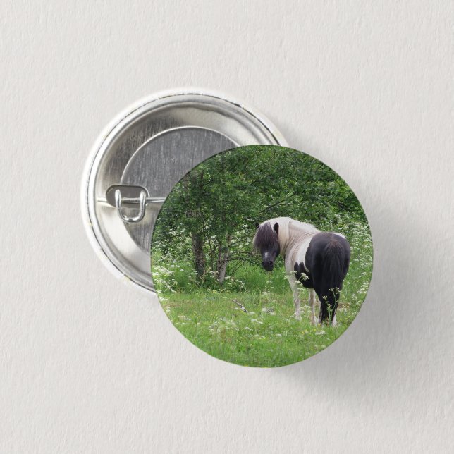 Schwarz-Weiß-Pony in Gras und Blume Button (Vorne & Hinten)