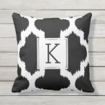 Schwarz-Weiß-Quatrefolie-Ikat-Stil Kissen Für Draußen<br><div class="desc">Moderner,  schwarz-weißer Quarrefolienikat-Stil mit anpassbarem Monogramm und variierbarer schwarzer Hintergrundfarbe.</div>