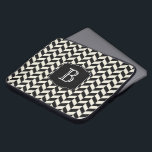 Schwarz-Weiß-Ringelknochen-Muster mit Monogramm Laptopschutzhülle<br><div class="desc">Ein attraktives Herringbone-Zickzack Design in Schwarz/Weiß mit personalisiertem Monogramm,  das Sie mit Ihrem ersten oder anderen gewünschten Text bearbeiten können. Schützen Sie Ihren Laptop oder Ihr Tablet Gerät stilvoll!</div>