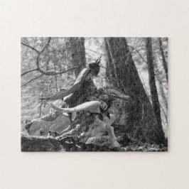 Schwarz-Weiß-Ritter galoppieren durch den Wald