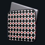 Schwarz, Weiß, rotes Diamantmuster Laptopschutzhülle<br><div class="desc">Ein stilvolles grafisches Muster ineinander greifender schwarz-weißer Diamantformen. Jeder weiße Diamant enthält einen kleinen roten Diamanten,  der dem ursprünglichen Design eine Tiefe verleiht. Digitales Bild. Copyright © 2013 Claire E. Skinner. Alle Rechte vorbehalten.</div>