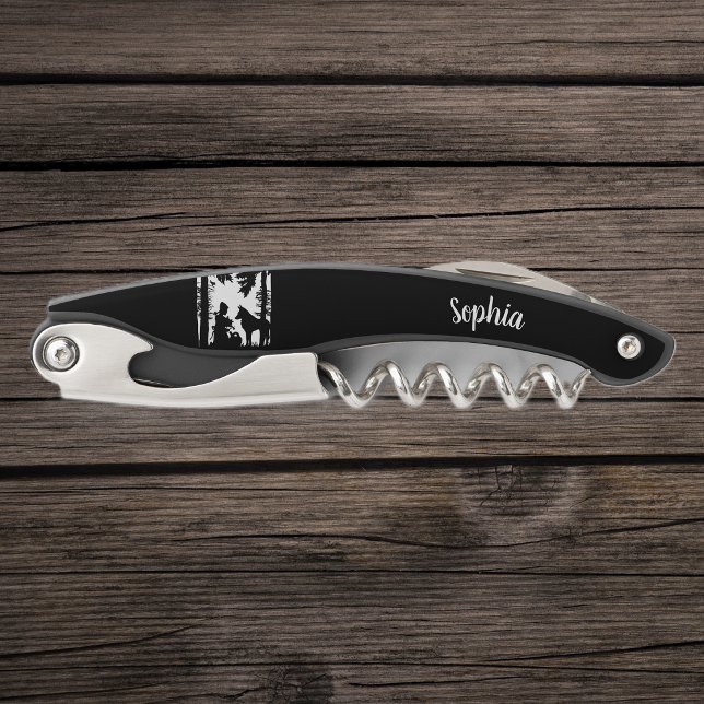 Schwarz Weiß Rotkäppchen Wolf unter Bäumen Kellnermesser (Black white silhouette image of red riding hood kneeling under trees with the wolf on corkscrew.)