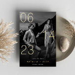 Schwarz-Weiß-Save the Date-Karte für Fotolack Folieneinladung<br><div class="desc">Ein schlichtes und elegantes Save the Date Design für moderne Paare mit einem senkrechten Foto in Schwarz und Weiß. Ihr Hochzeitstermin wird in atemberaubender Goldfolie überlagert,  Ihre Namen und Ihre Hochzeitslocation befinden sich ganz unten. Fügen Sie der Rückseite weitere Details hinzu.</div>