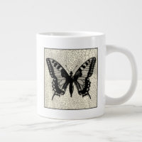 Schwarz-Weiß-Schmetterling im Hintergrund