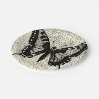 Schwarz-Weiß-Schmetterling im Hintergrund