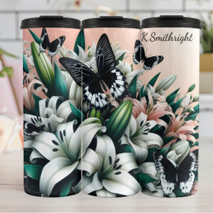 Schwarz-Weiß-Schmetterlinge auf den weißen Lilien Thermosbecher