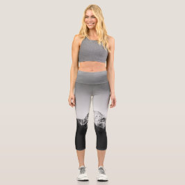 Schwarz-Weiß-Schneeberg Storžič, Slowenien Capri Leggings