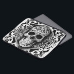 Schwarz-Weiß-Schnürsenkel Laptopschutzhülle<br><div class="desc">Machen Sie einen Spaziergang auf der dunklen Seite mit diesem schönen schwarz-weißen Spitzen filigranen lächelnden Schädel Laptop. Benutzen Sie es zu Halloween, zum Toten Tag, oder nutzen Sie es das ganze Jahr über für ein Gespräch. Dunkel und schön, es ist sicher der Mittelpunkt der Aufmerksamkeit. Erstellt von der einfachen Farmhouse...</div>