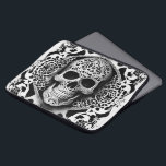 Schwarz-Weiß-Schnürsenkel Laptopschutzhülle<br><div class="desc">Machen Sie einen Spaziergang auf der dunklen Seite mit diesem schönen schwarz-weißen Spitzen filigranen lächelnden Schädel Laptop. Benutzen Sie es zu Halloween, zum Toten Tag, oder nutzen Sie es das ganze Jahr über für ein Gespräch. Dunkel und schön, es ist sicher der Mittelpunkt der Aufmerksamkeit. Erstellt von der einfachen Farmhouse...</div>