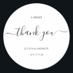 Schwarz-Weiß-Schrift-Hochzeit Runder Aufkleber<br><div class="desc">Mit unserem minimalistischen und trendigen Hochzeitsaufkleber in Schwarz-Weiß-Farbe. Die zarte schwarze Kalligraphie verleiht diesem weißen Aufkleber eine Touch der Eleganz und ist somit die ideale Wahl für eine moderne Hochzeitsfeier. Das romantische und minimalistische Design präsentiert ein hübsches und elegantes Typografie-Set vor einem sagenumwobenen grünen Hintergrund und schafft so ein gepflegtes...</div>