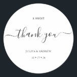 Schwarz-Weiß-Schrift-Hochzeit Runder Aufkleber<br><div class="desc">Mit unserem minimalistischen und trendigen Hochzeitsaufkleber in Schwarz-Weiß-Farbe. Die zarte schwarze Kalligraphie verleiht diesem weißen Aufkleber eine Touch der Eleganz und ist somit die ideale Wahl für eine moderne Hochzeitsfeier. Das romantische und minimalistische Design präsentiert ein hübsches und elegantes Typografie-Set vor einem sagenumwobenen grünen Hintergrund und schafft so ein gepflegtes...</div>