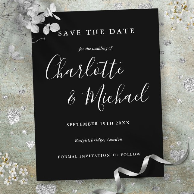 Schwarz-Weiß-Script-Hochzeit speichern Sie die Dat Postkarte (Black And White Script Wedding Save the Date Card)