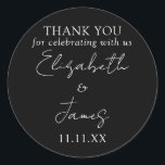 Schwarz-Weiß-Script-Hochzeit Vielen Dank Runder Aufkleber<br><div class="desc">Diese Schwarz-Weiß-minimalistisch elegante Skript Hochzeit danke Ihnen Aufkleber kann mit Ihren Informationen in der schicken Typografie personalisiert werden. Entwickelt von Thisisnotme©</div>