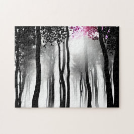 Schwarz-Weiß-Silhouette Wald und Tiny Lila
