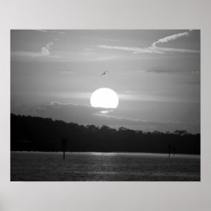 Schwarz-Weiß-Sonnenuntergang auf der Bay Horizonta Poster