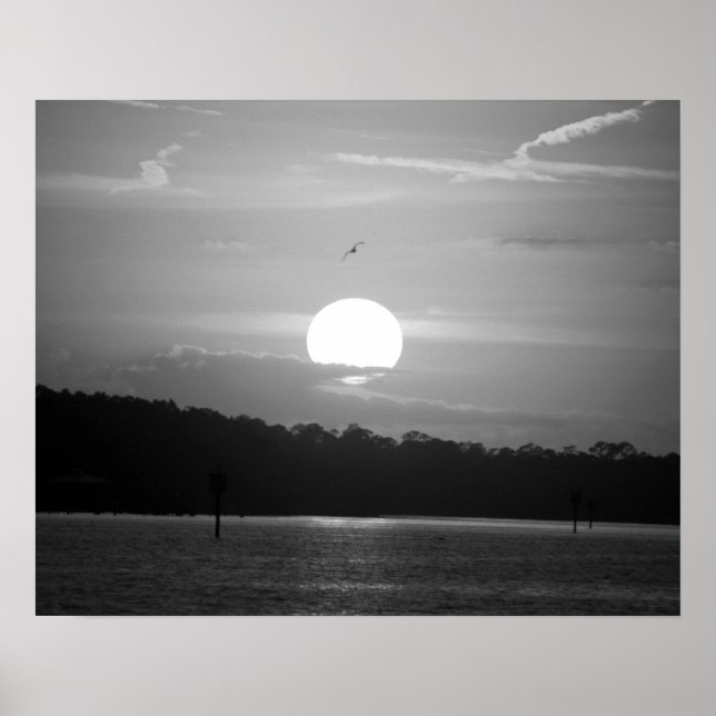 Schwarz-Weiß-Sonnenuntergang auf der Bucht Horizon Poster (Vorne)