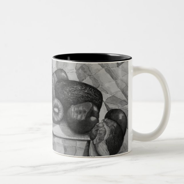 Schwarz-Weiß-Stillleben-Bild von exotischen Frücht Zweifarbige Tasse (Rechts)