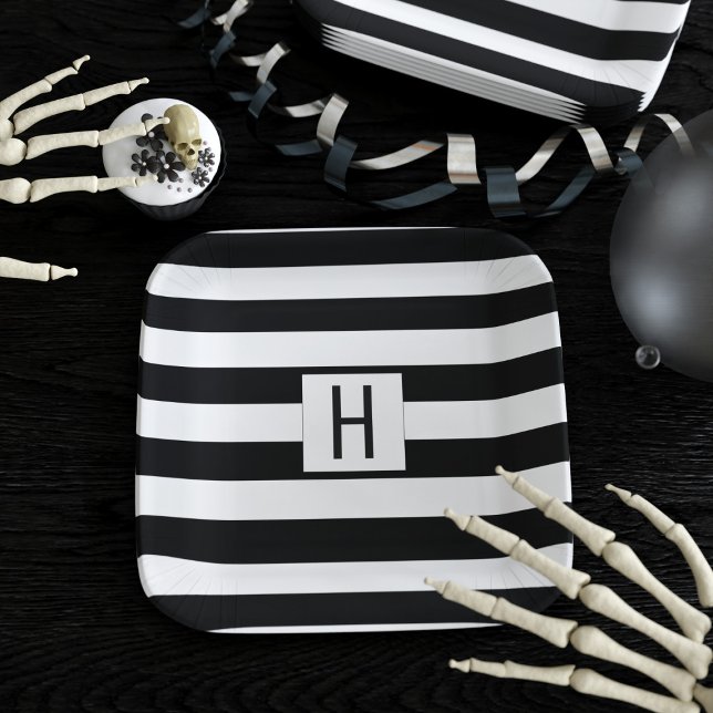 Schwarz-Weiß-Streifen Einfach Mit Monogramm Pappteller (A stylish black and white striped paper plate with space for your initial)