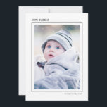 Schwarz-Weiß-Streifen Happy Hanukkah Familie Foto Feiertagskarte<br><div class="desc">Stilvolle und niedliche Fotokarten sind in dieser Ferienzeit für alle Ihre Freunde und Familie ideal. Passen Sie den Text "glücklich hanukkah" mit Ihrer eigenen Begrüßung an, ändern Sie den Familiennamen und das Jahr und tauschen Sie das Foto Ihrer Kinder, Haustiere oder der ganzen Familie aus. Das Design ist mit einem...</div>