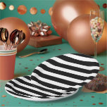 Schwarz-Weiß-Streifen Pappteller<br><div class="desc">Maßgeschneiderte Party-Teller mit einem schicken,  preppy nautical Stripe Muster. Klicken Sie auf Anpassen,  um das Design mit Ihrem eigenen Text und Bildern zu personalisieren,  um ein einzigartiges Design zu erstellen,  das jedem Party-Dekor entspricht!</div>