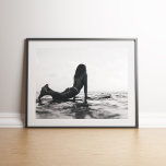 Schwarz-Weiß-Surfer-Girl im Ozean Poster<br><div class="desc">Mit diesem Black and White Surfer Girl im Ocean Poster können Sie die Schönheit und Freiheit des Surflebens genießen. Mit einem minimalistischen monochromen Design eines furchtlosen Surfer-Mädchens, das in den Wellen eingetaucht ist, erweckt dieses Kunstwerk das Wesen des Abenteuers, der Kraft und der Verbindung zum Meer. Die zeitlose Schwarz-Weiß-Ästhetik macht...</div>