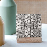 Schwarz-Weiß-Symmetrische Geometrie Fliese<br><div class="desc">Diese Keramik Kachel hat ein atemberaubendes geometrisches Design, das sowohl detailliert als auch symmetrisch ist. Der monochrome Stil besteht aus starken, schwarzen Linien, die sich zu einer Reihe von fesselnden Mustern verbinden. Jede Komponente des Designs weist ein eigenes Muster auf, das visuelle Anziehungskraft verleiht. Die Designs sind symmetrisch, mit detaillierten...</div>