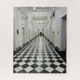 Schwarz-weiß Tile Hallway West Wing