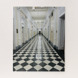 Schwarz-weiß Tile Hallway West Wing