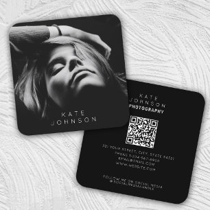 Schwarz & Weiß Trendy Stylish Full Foto QR Code Quadratische Visitenkarte
