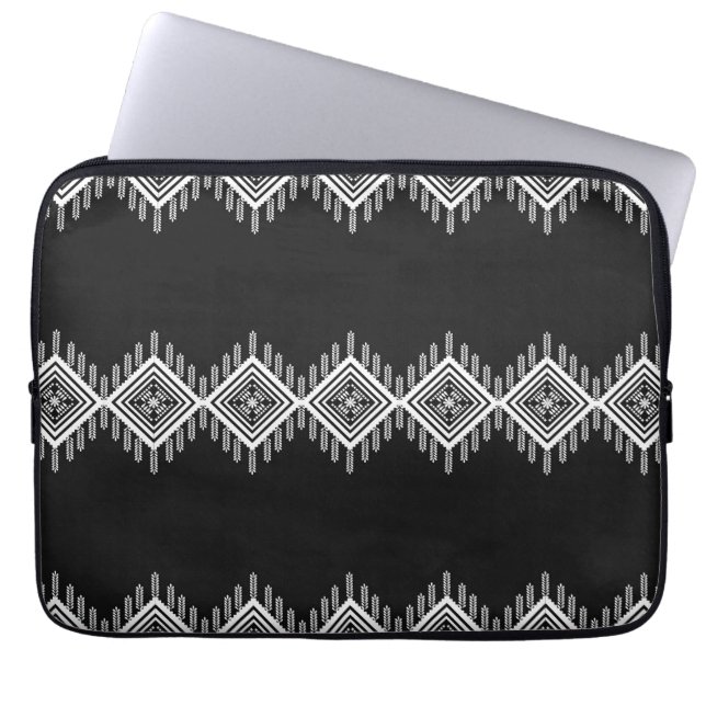 Schwarz-Weiß-Tribal Laptopschutzhülle (Vorderseite)