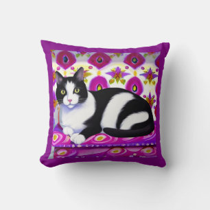 Schwarz-Weiß-Tuxedo-Katze auf Kissen