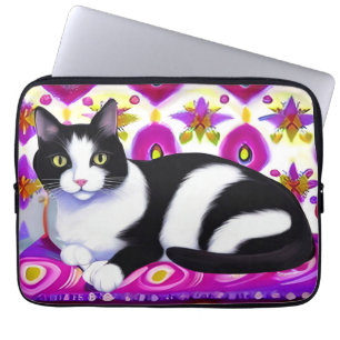 Schwarz-Weiß-Tuxedo-Katze auf Kissen Laptopschutzhülle