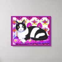 Schwarz-Weiß-Tuxedo-Katze auf Kissen